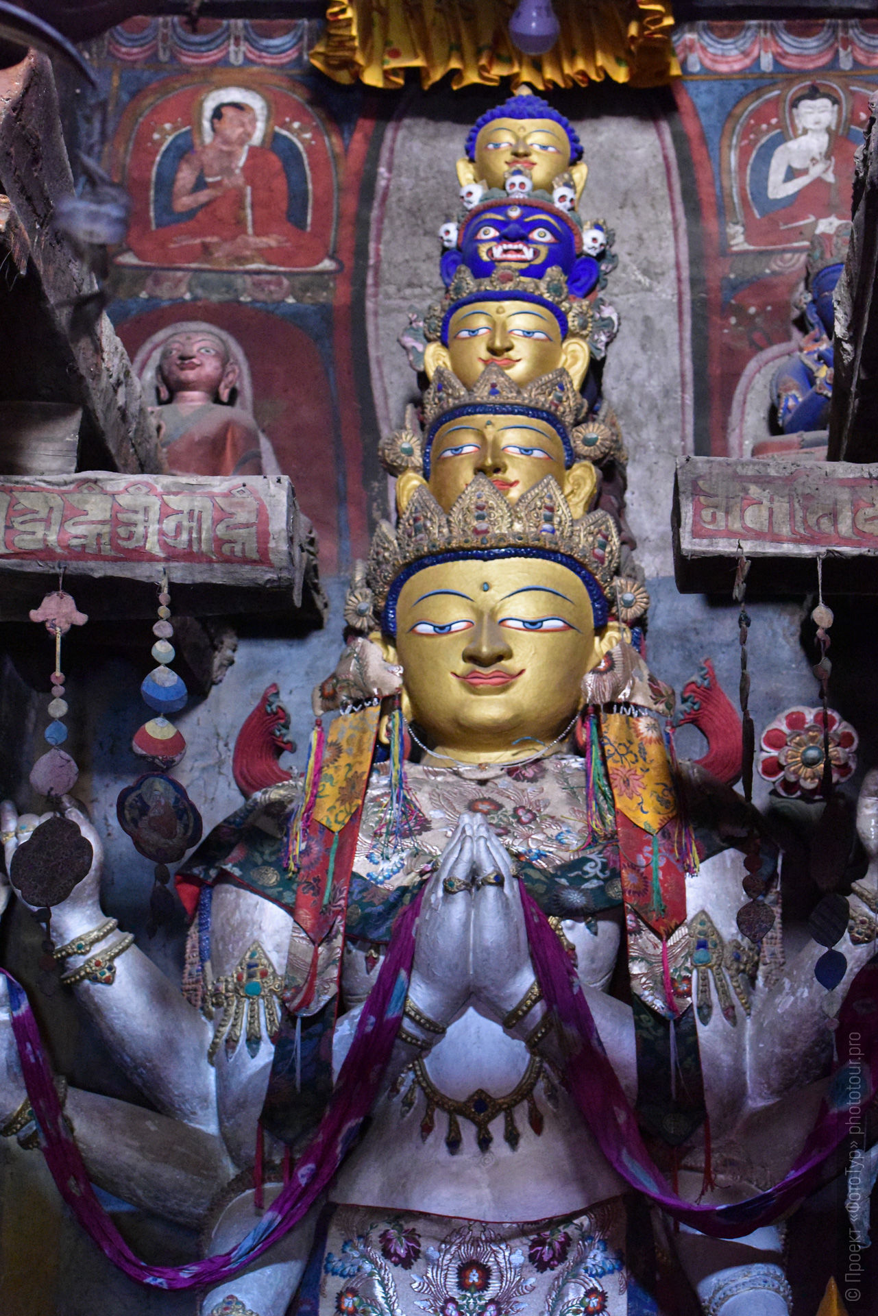 Скульптура одинадцати голового  Авалокитешвары в буддийском монастыре ВанЛа Гонпа, Ладакх, Северная Индия.