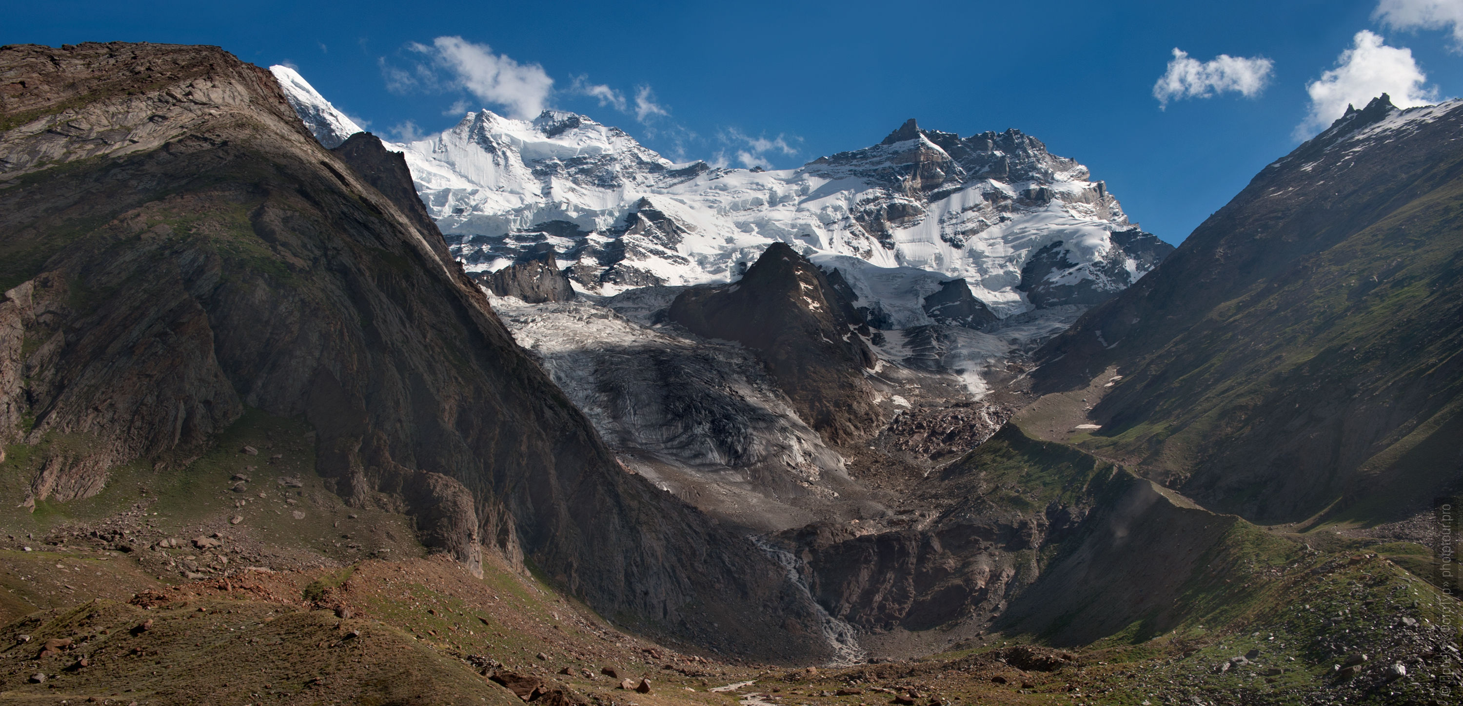 Glaciers of the Suru Valley. Budget photo tour Legends of Tibet: Zanskar, September 15 - September 26, 2021.