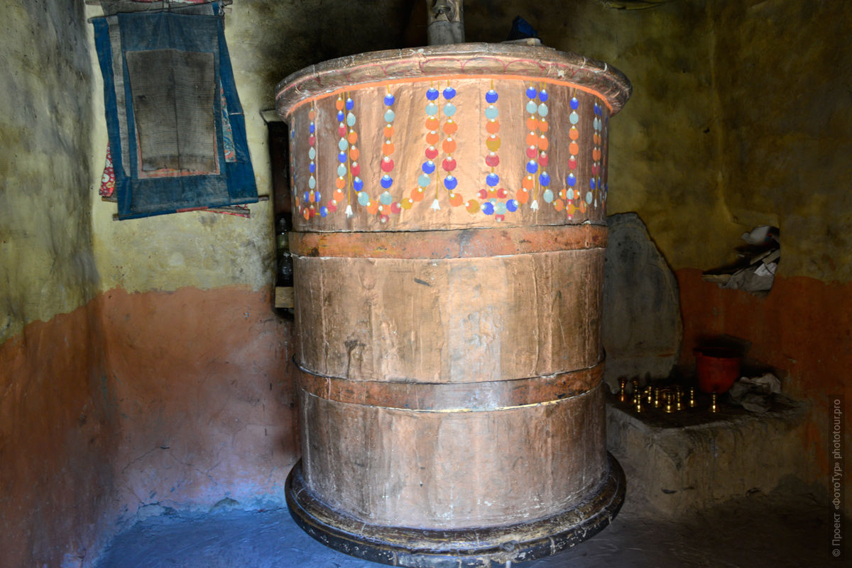 Большой молитвенный барабан во вдоре Бардан Гонпы, Занскар, Северная Индия.