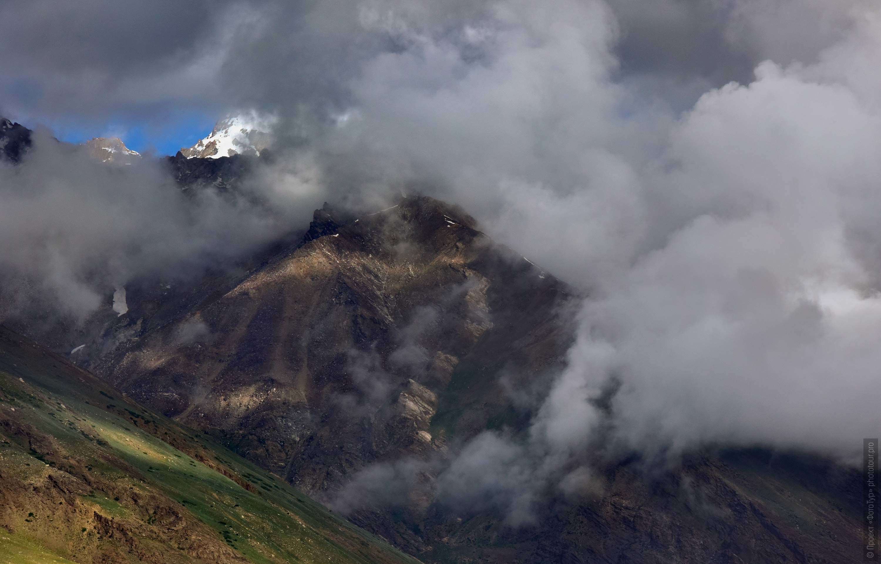 Горные вершины долины Падума, тур в Занскар, июль 2016 года.