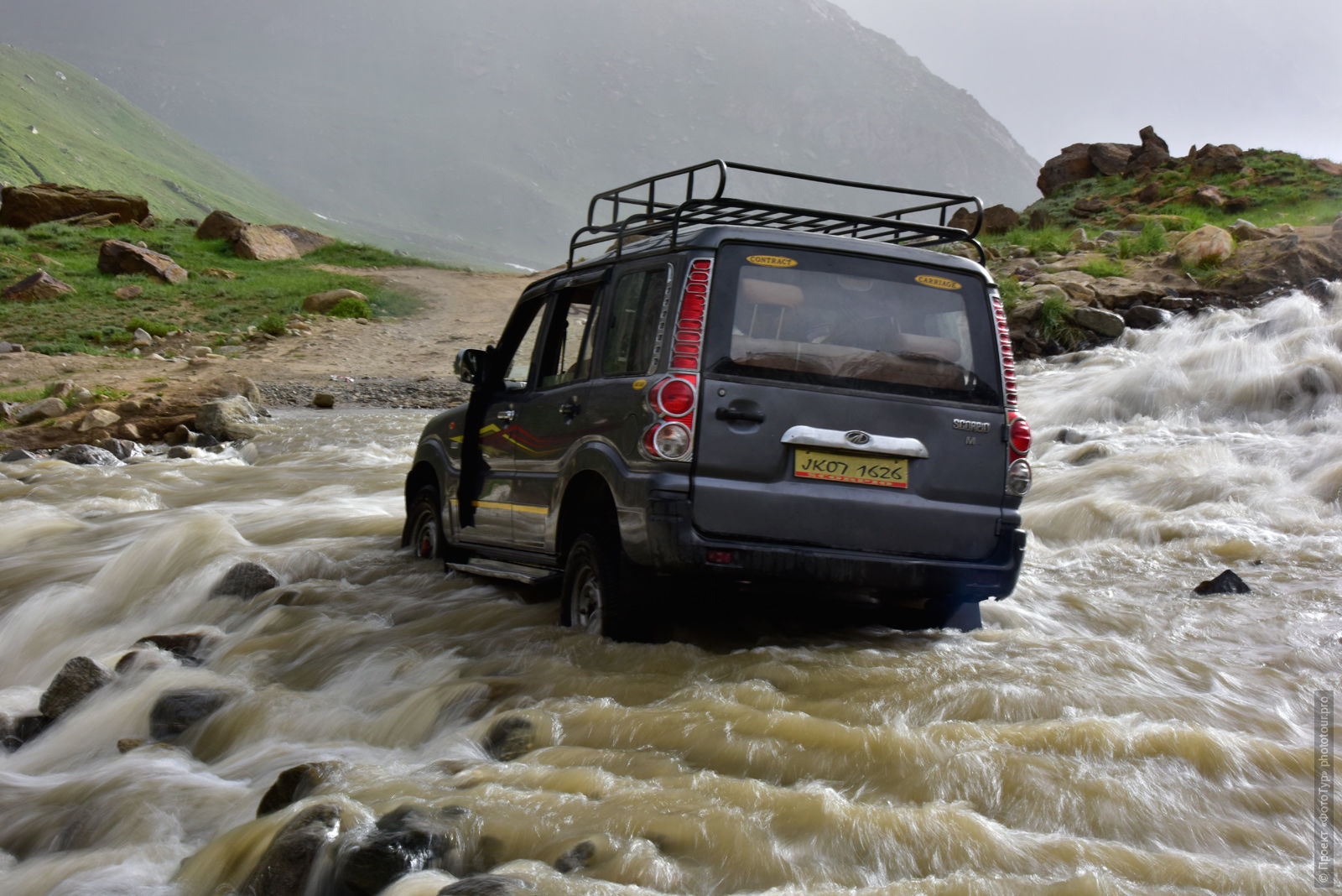Машина, застрявшая в реке по дороге в Занскар, туры в Занскар.