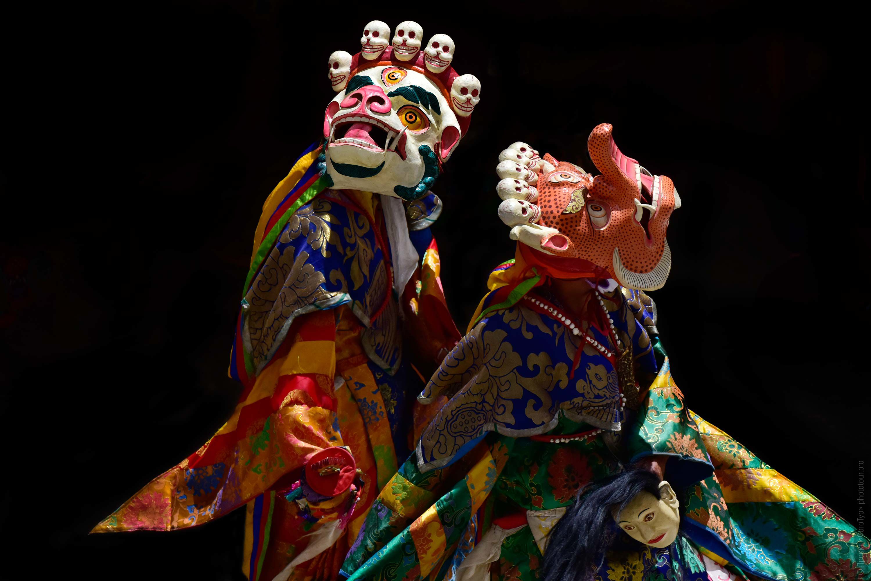 Танец Лам высоких посвящений: Сенге Донгма и Макара, буддийская мистерия Карша Густор.