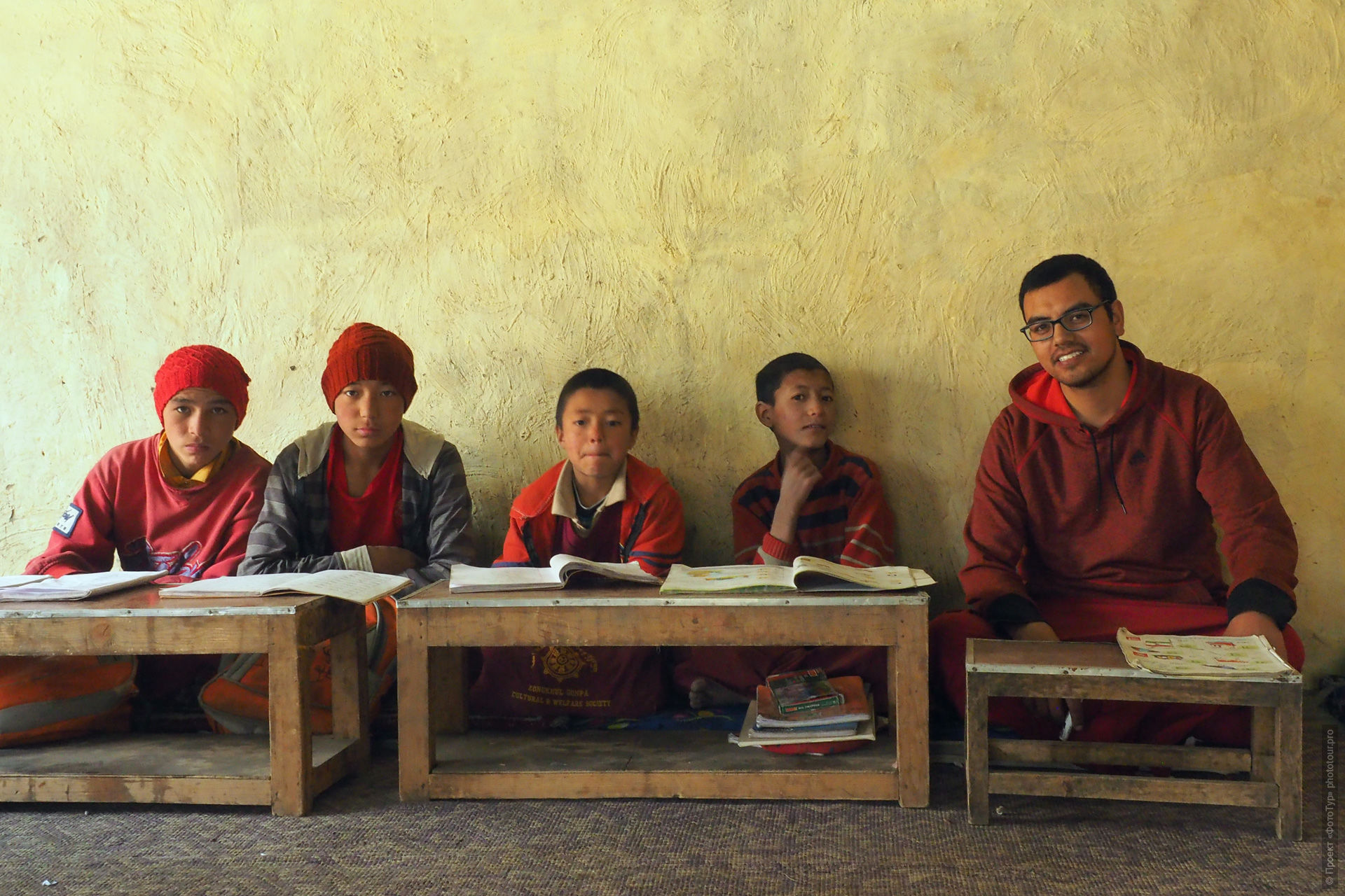 Школа маленьких лам при буддийском монастыре Дзонкуль Гонпа, Занскар, Гималаи, Северная Индия.