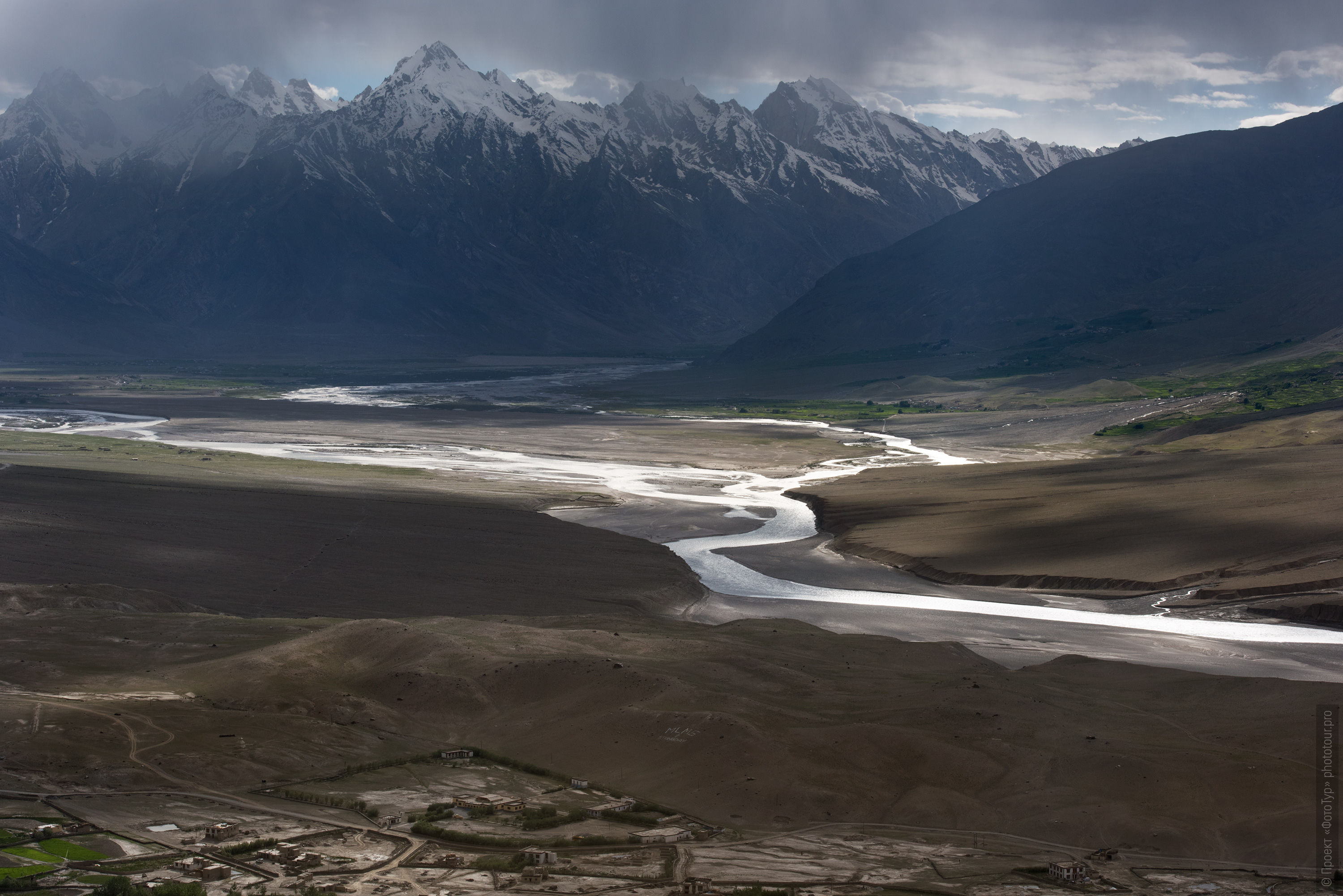 Слияние рек Дода и Лунгнак в реку Занскар, Гималаи, Северная Индия.