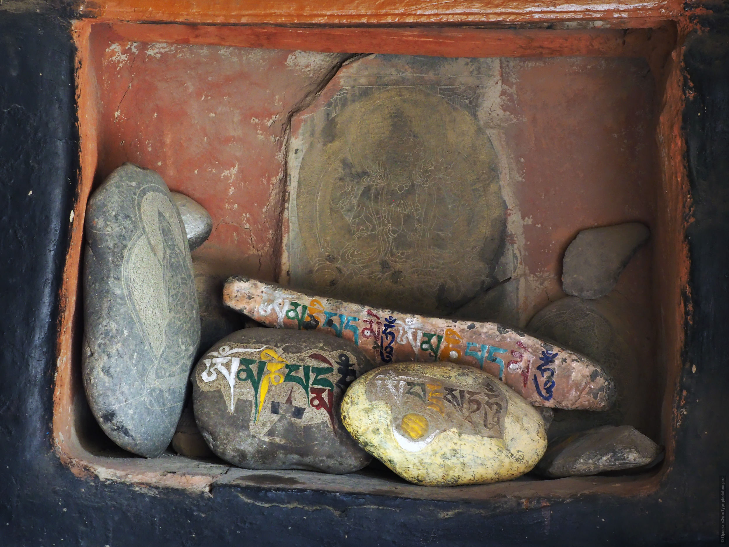 Камны с мантрами в буддийском монастыре Бардан, Занскар, округ Каргил, Индия.