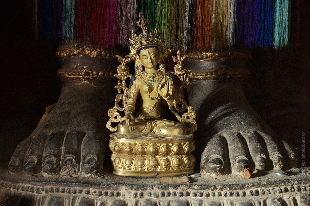 Скульптура Белой Тары в ногах Авалокитешвары в буддийском моеастыре Ванла Гонпа, Ладакх, Индия.