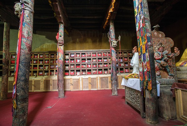 Фотография тибетских книг в Королевском Дворце Леха, Ладакх. Туры в Ладакх.