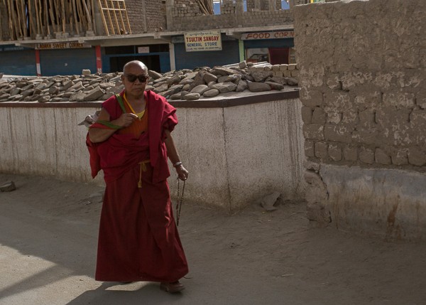 Фото буддийского монаха на улице Леха, Ладакх. Туры в Ладакх.