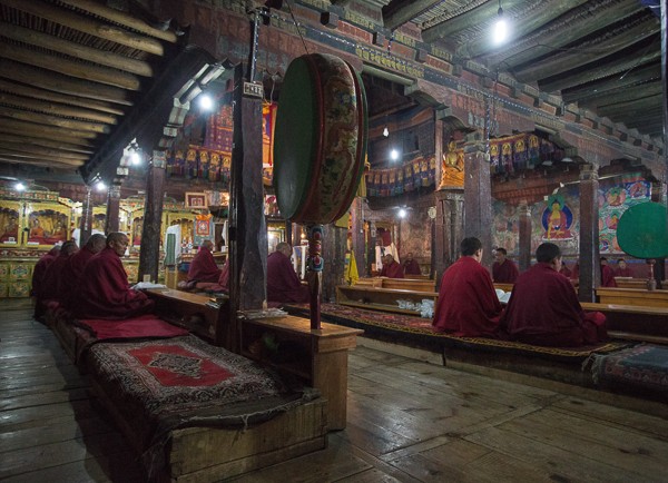 Утренняя пуджа в буддийском монастыре Тикси. Туры в Ладакх.
