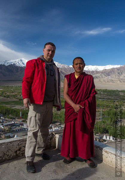 Фото с буддийским монахом-распорядителем монастыря Тикси, Ладакх. Тур в Ладакх.