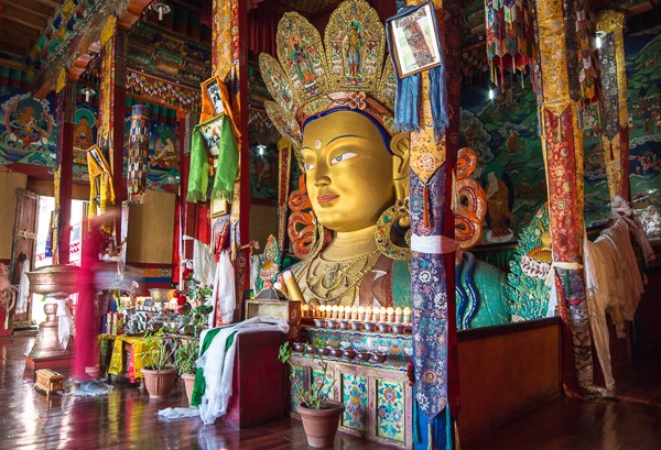 Статуя Будды Матрейи в буддийском монастыре Тикси, Ладакх. Тур в Ладакх.