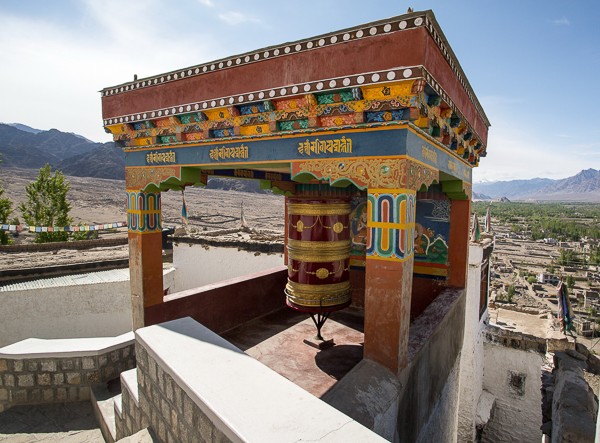 Большой молитвенный барабан в буддийском монастыре Тиксей Гонпа, Ладакх. Тур по Малому Тибету.
