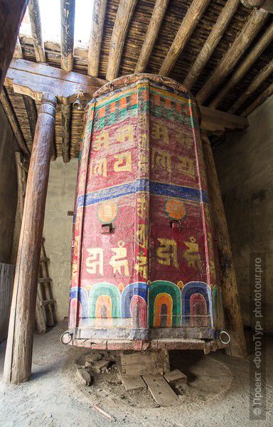 Большой древний молитвенный барабан в монастыре Хемис, фототур по Ладакху.