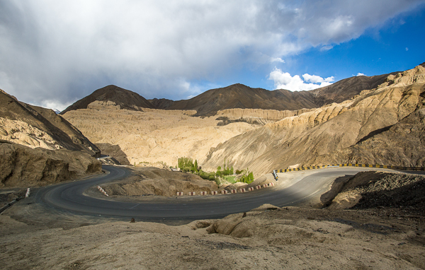 Дорога в деревню Ламаюру, Ладакх. Тур по Малому Тибету с русскоязычными гидами.