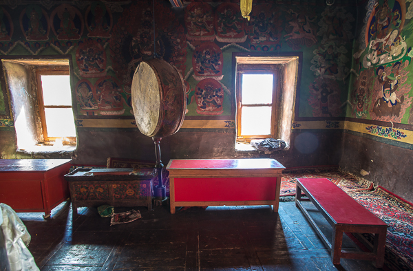 Буддийские барабаны в боновском монастыре ламаюру, ладакх. Тур по Малому Тибету.