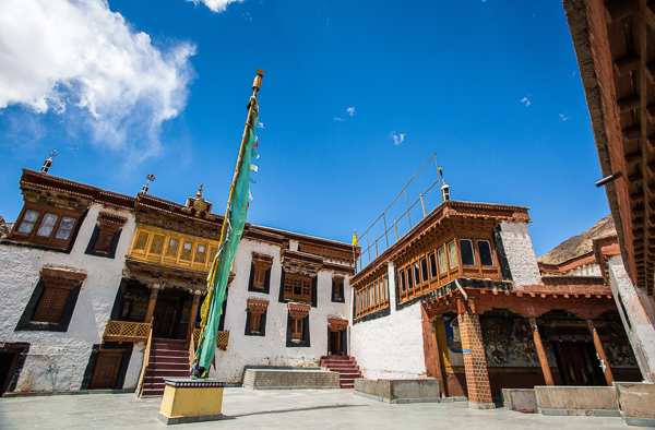 Внутренний дворик буддийского монастыря Ликир Гонпа, Ладакх. Тур в Тибет.
