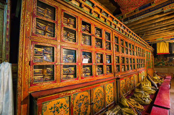 Буддийская библиотека в ладакхском монастыре Ликир, Ладакх. Тур по Тибету.