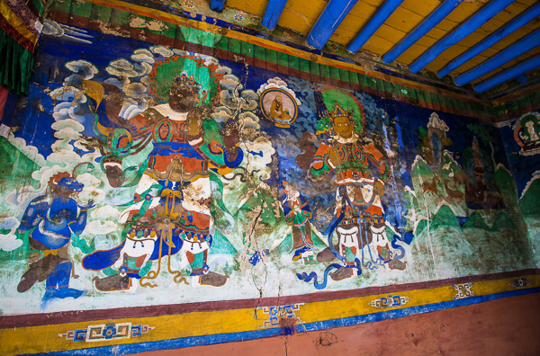 Фрески с защитниками Дхармы на стене буддийского монастыря Ликир, Ладакх.  Тур по Тибету с русскими гидами.