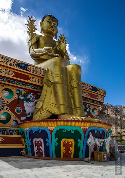 Фото статуи Будды Шакьямуни в монастыре Ликир, Ладакх. Фототур по Ладакху.