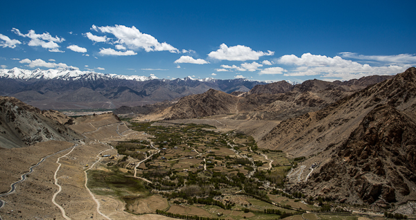 Вид на долину Ладакха с перевала Кардунг Ла, нубра. Тур по монастырям долины Нубра.