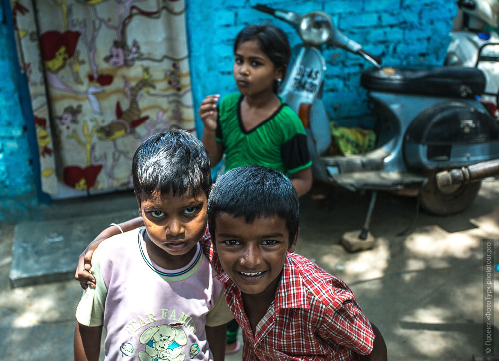 Фотография индийских мальчиков в трущобах Дели. Однодневный тур в Дели.