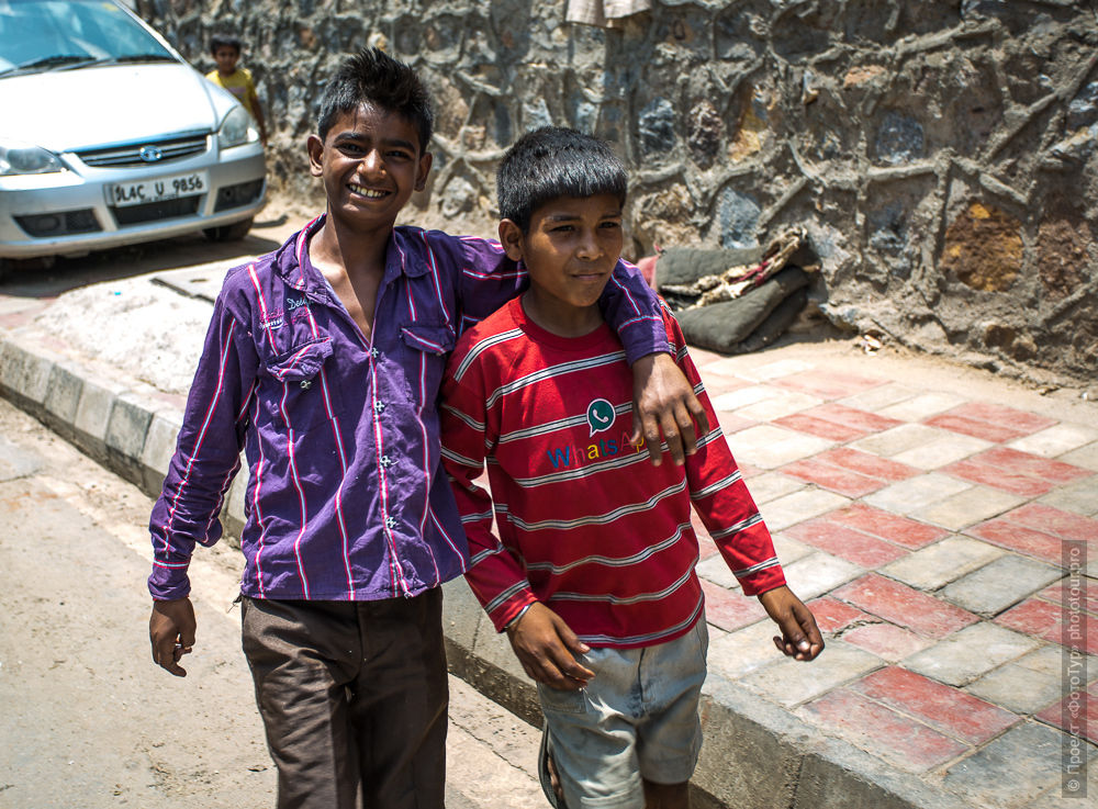 Фото мальчищек из трущоб Дели. Экскурсионный тур по Дели с русским гидом.