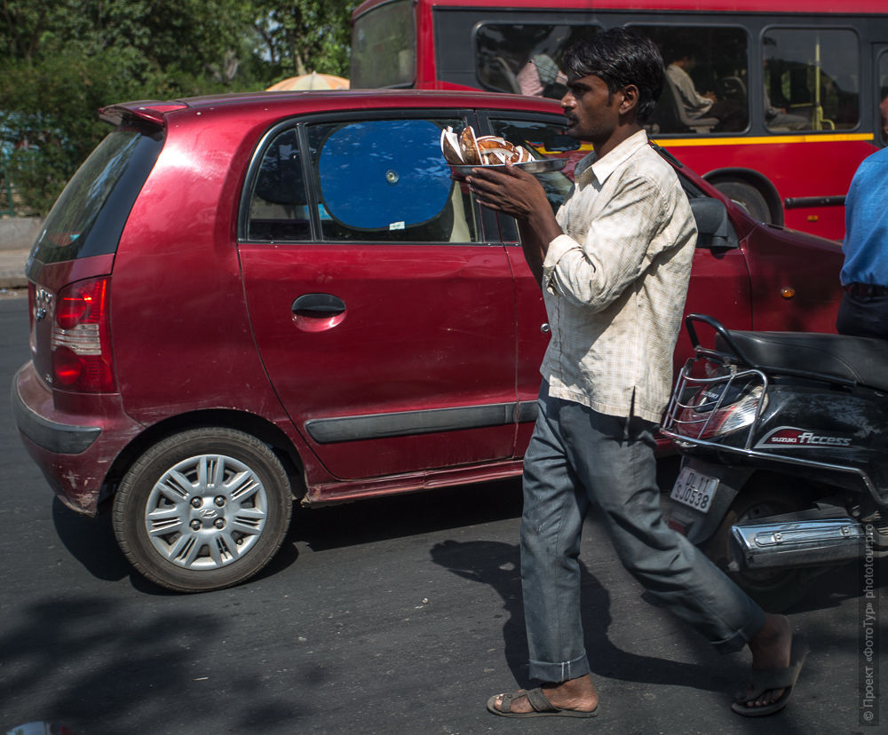 Фото продавец сладостей на улицах Дели. Тур в Дели с русскоязычным гидом.