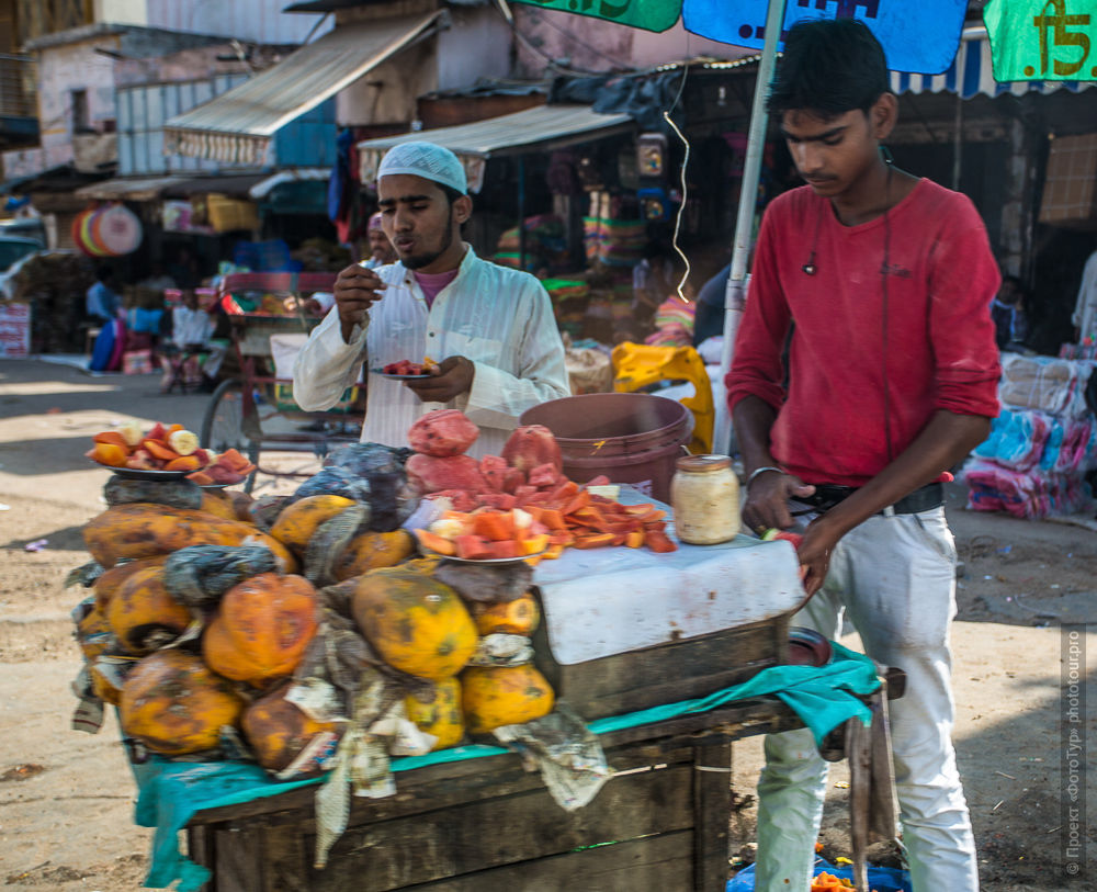 Фото свежевыжатых соков на базарчиках Дели. Тур в Дели.