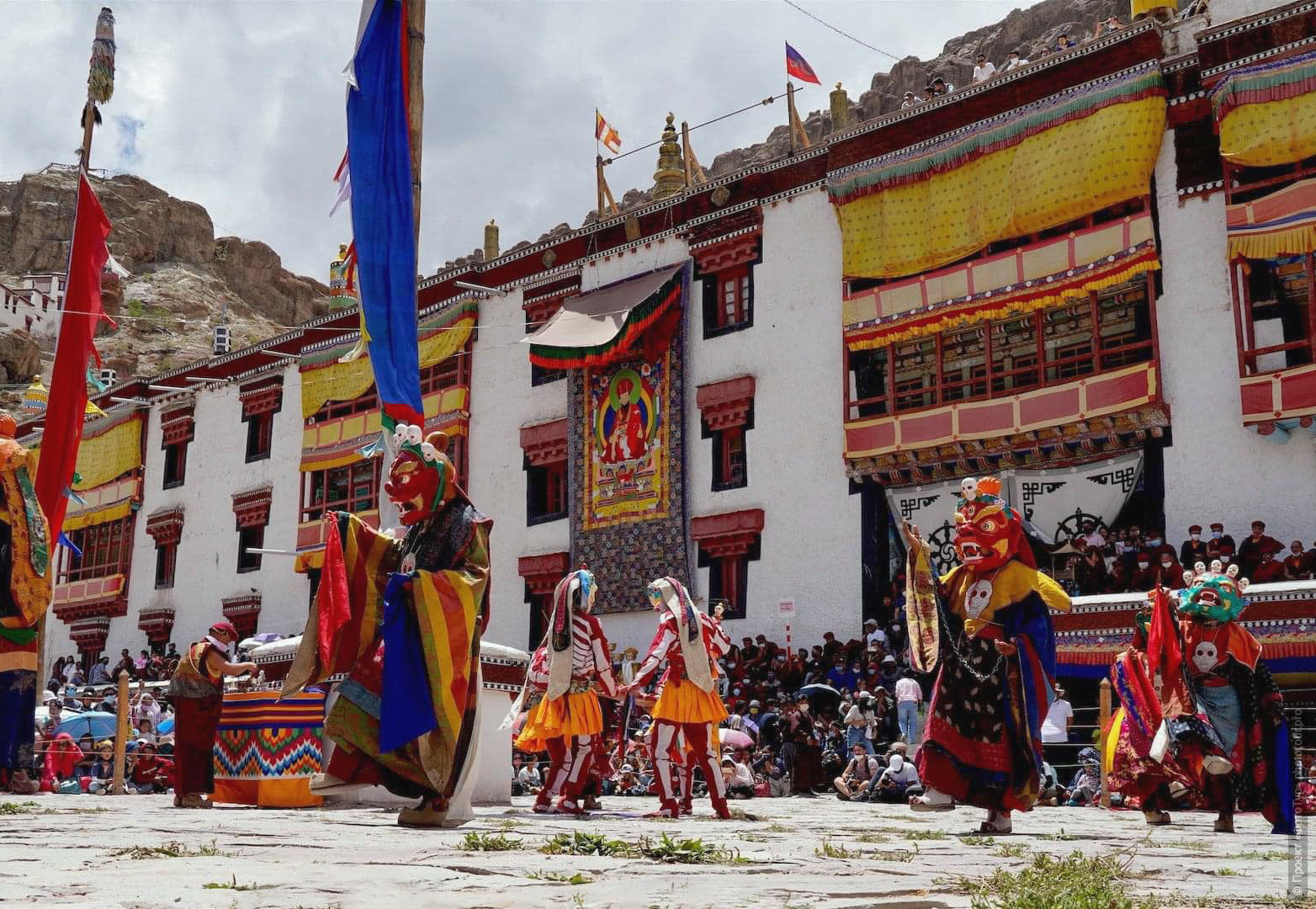Танец Цам на мистерии Хемис Тсечу, ладакх, Гималаи, Северная Индия.
