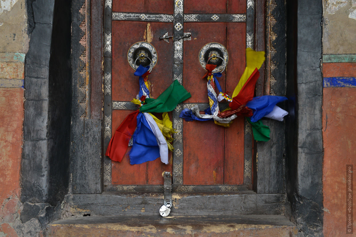 Двери буддийского монастыря Машо Гонпа, Ладакх, Гималаи, Северная Индия.