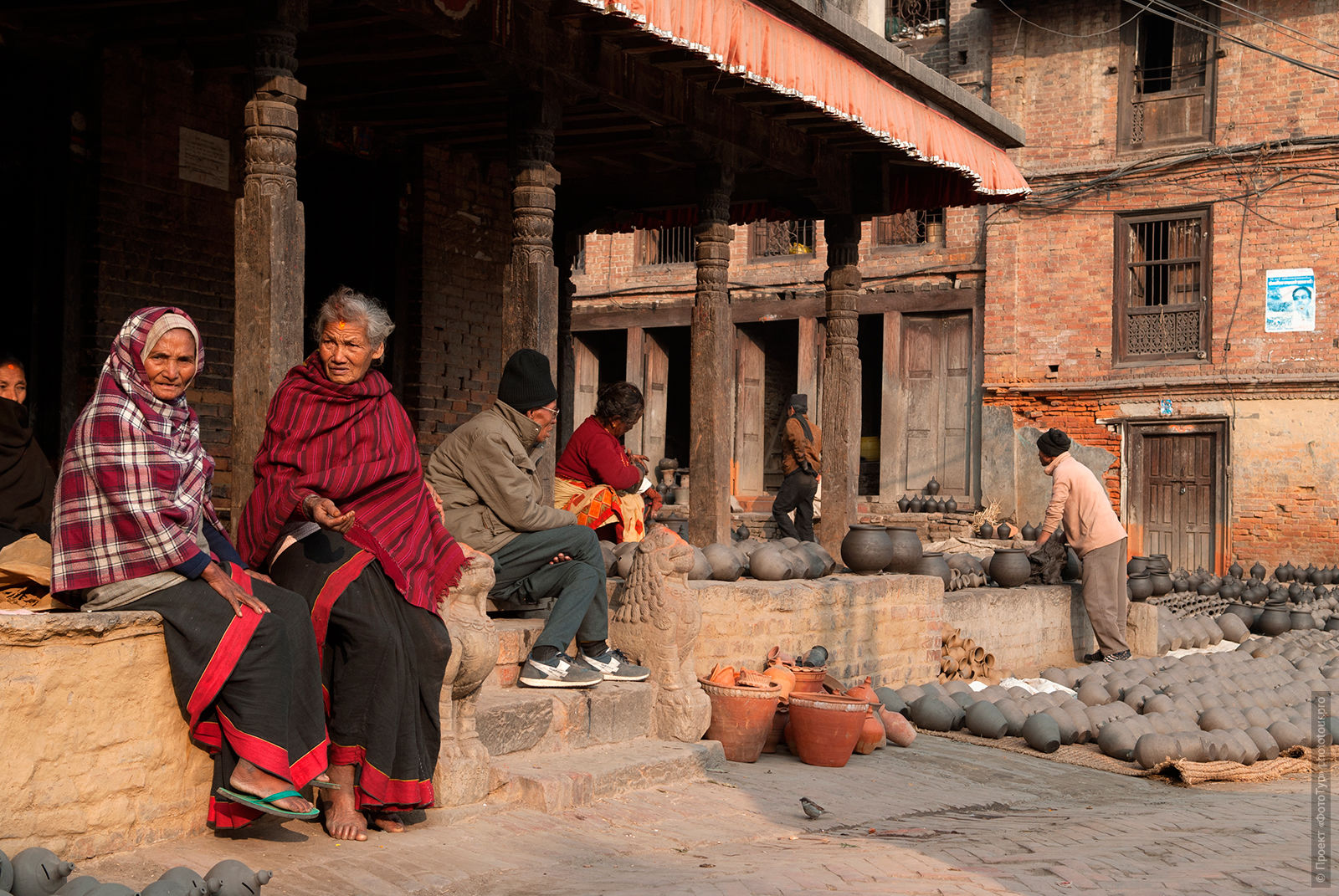 Площадь гончаров в городе неваров Бхактапур. Тур в Непал.