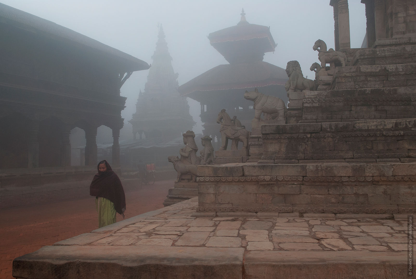 Утренние туманы в Бхактапуре, Непал. Тур в Непал с русскоязычными гидами.
