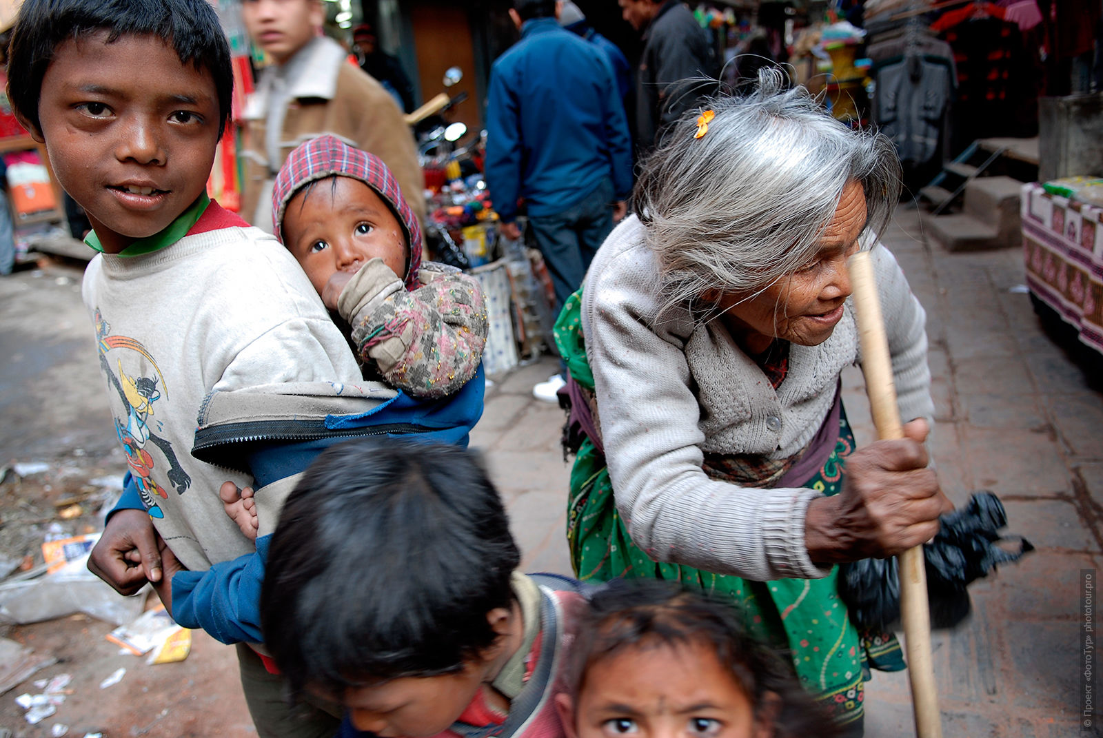 Этнографическая фотосъемка на улицах Катманду. Тур в Непал с русскими гидами.