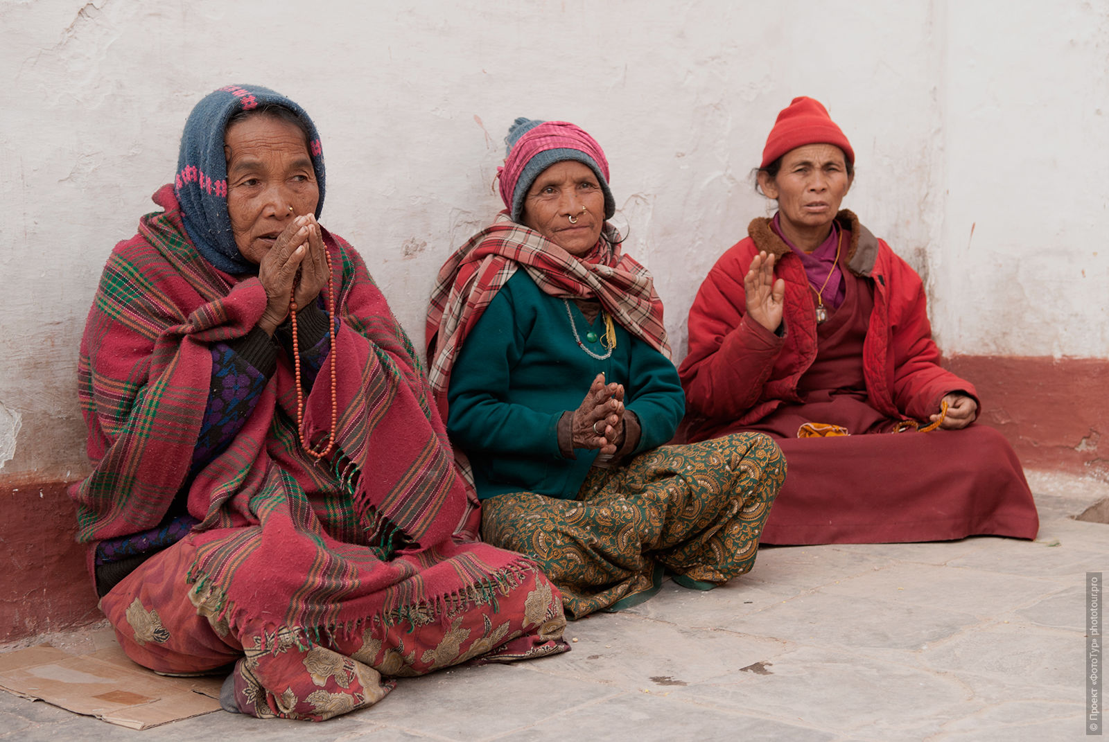 Тибетские женщины возле буддийской ступы Боднатх, Катманду, Непал. Фототур по Непалу с русскими гидами.