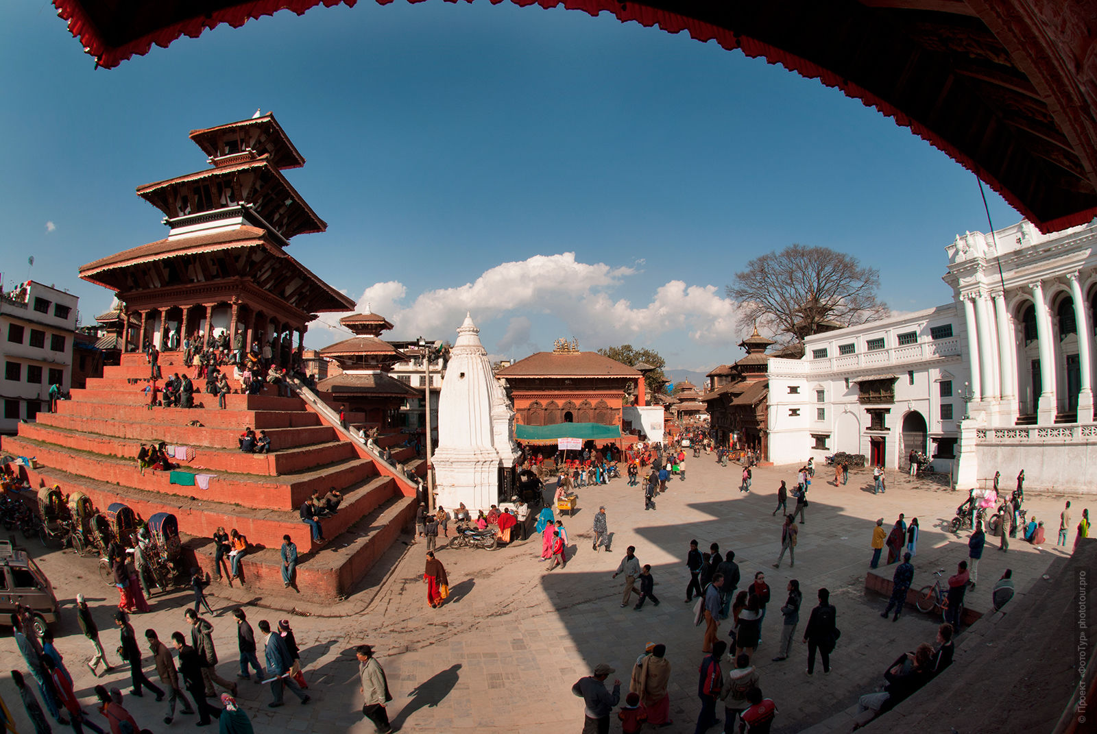 Площадь Дурбар (Durbar Square) – центр средневекового Катманду. Тур в Непал с русскоязычными гидами, 2017 года.