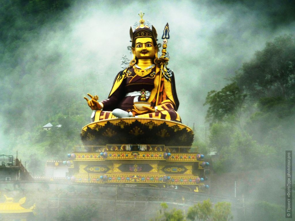 Статуя Гуру Падмасамбхавы, Ревалсар.Фототур Оракулы Северной Индии: Ладакх+треш в Дели+Ревалсар+Дхарамсала+Амритсар, 25.01.-06.02.2025 года.