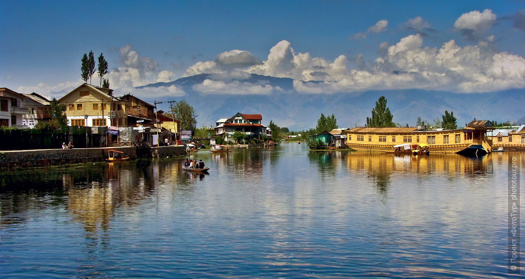 Хаусботы на озере Дал, Шринагар. Тур в Шринагар, Кашмир с русскими гидами.