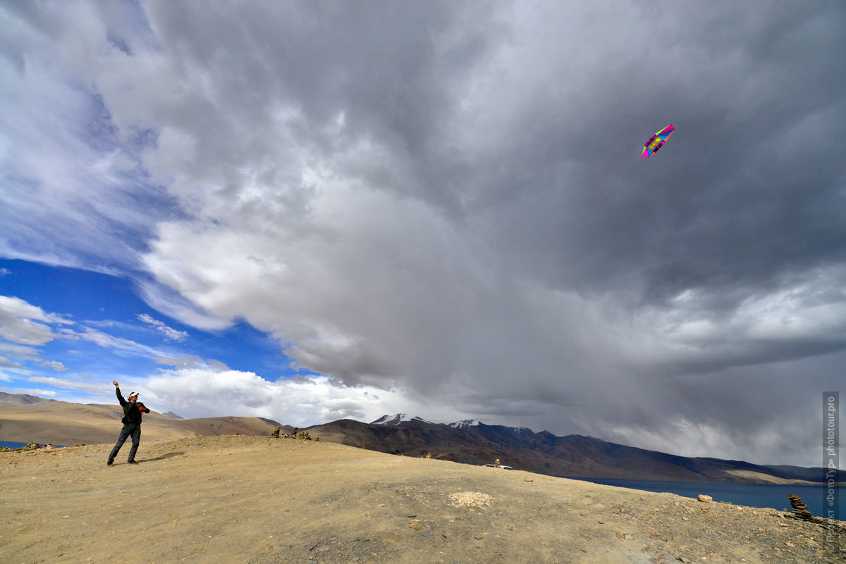 Воздушный змей на озере Тсо Морири, Ладакх. Туры в Тибет и Гималаи.