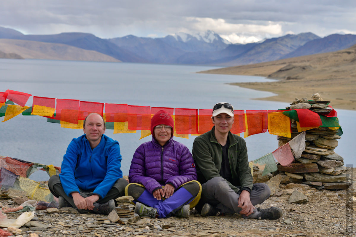Флаги на дальнем берегу озера Тсо Морири, Ладакх. Фототуры в Тибет.
