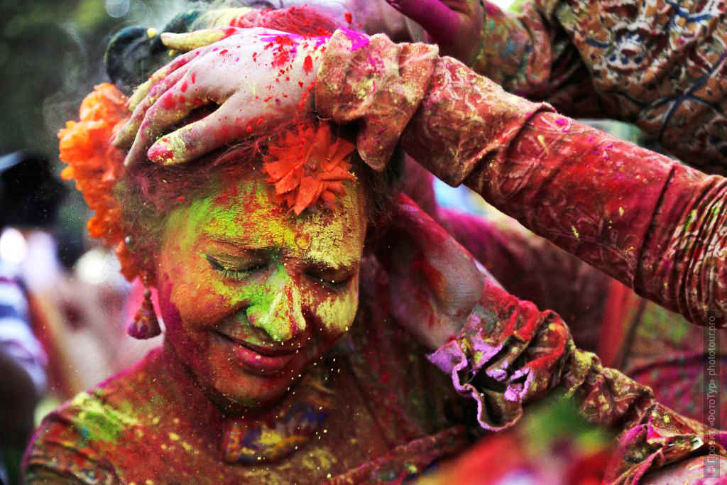 Индийская девочка на празднике Холи в Матхуре. Фототур на Холи в Индию.