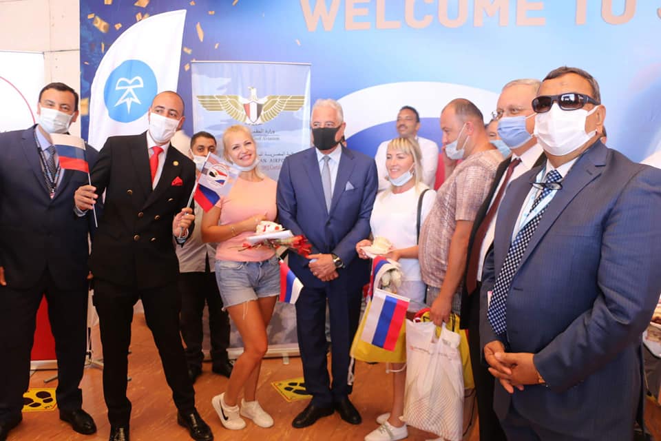 Губернатор Южного Синая принимает первые прямые российские рейсы из Москвы в аэропорт Шарм-Эль-Шейха.