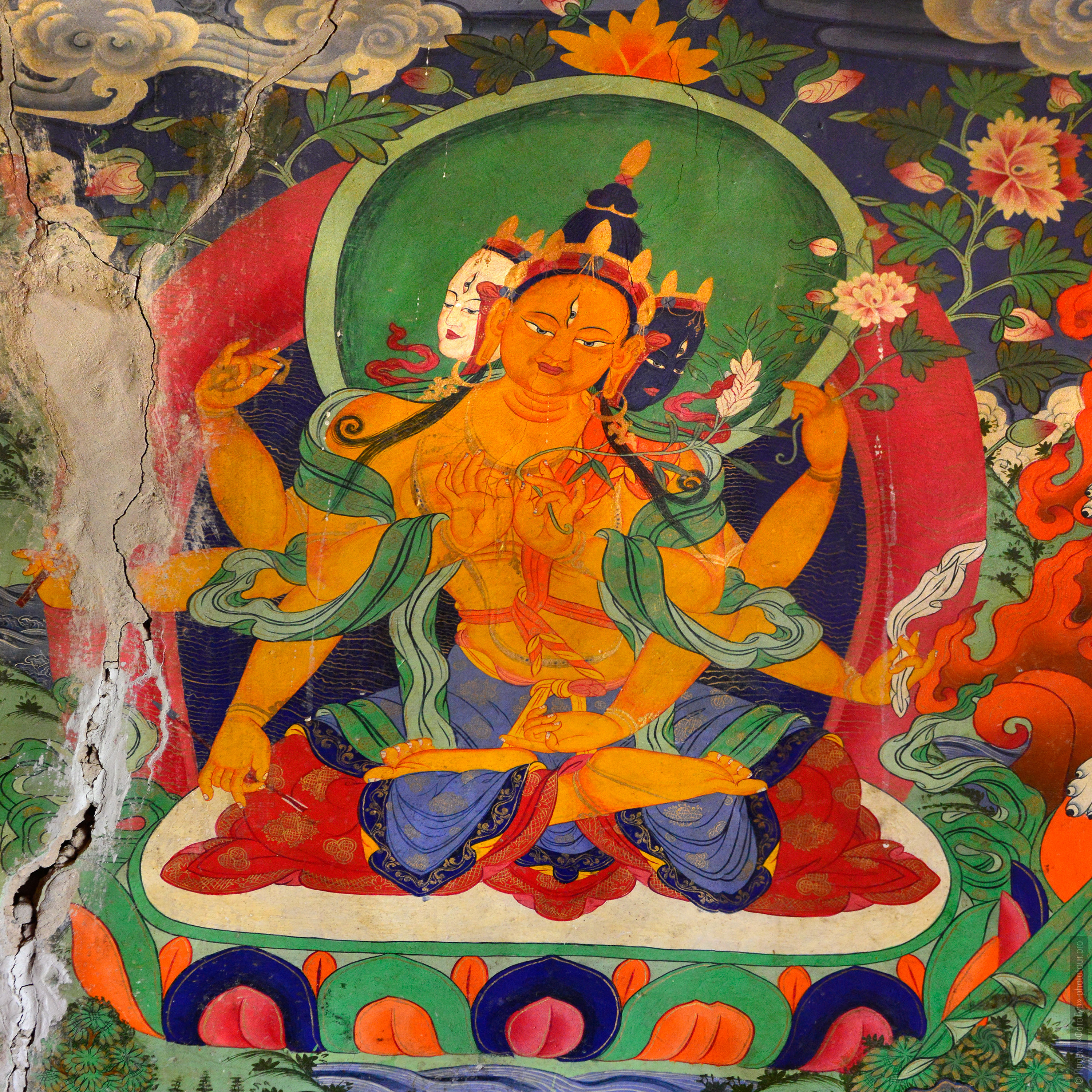 Настенная фреска с изображением Будды Шакьямуни, монастырь Карча Гонпа, Занскар. Туры в Занскар с Проектом Фототур в 2015 году.