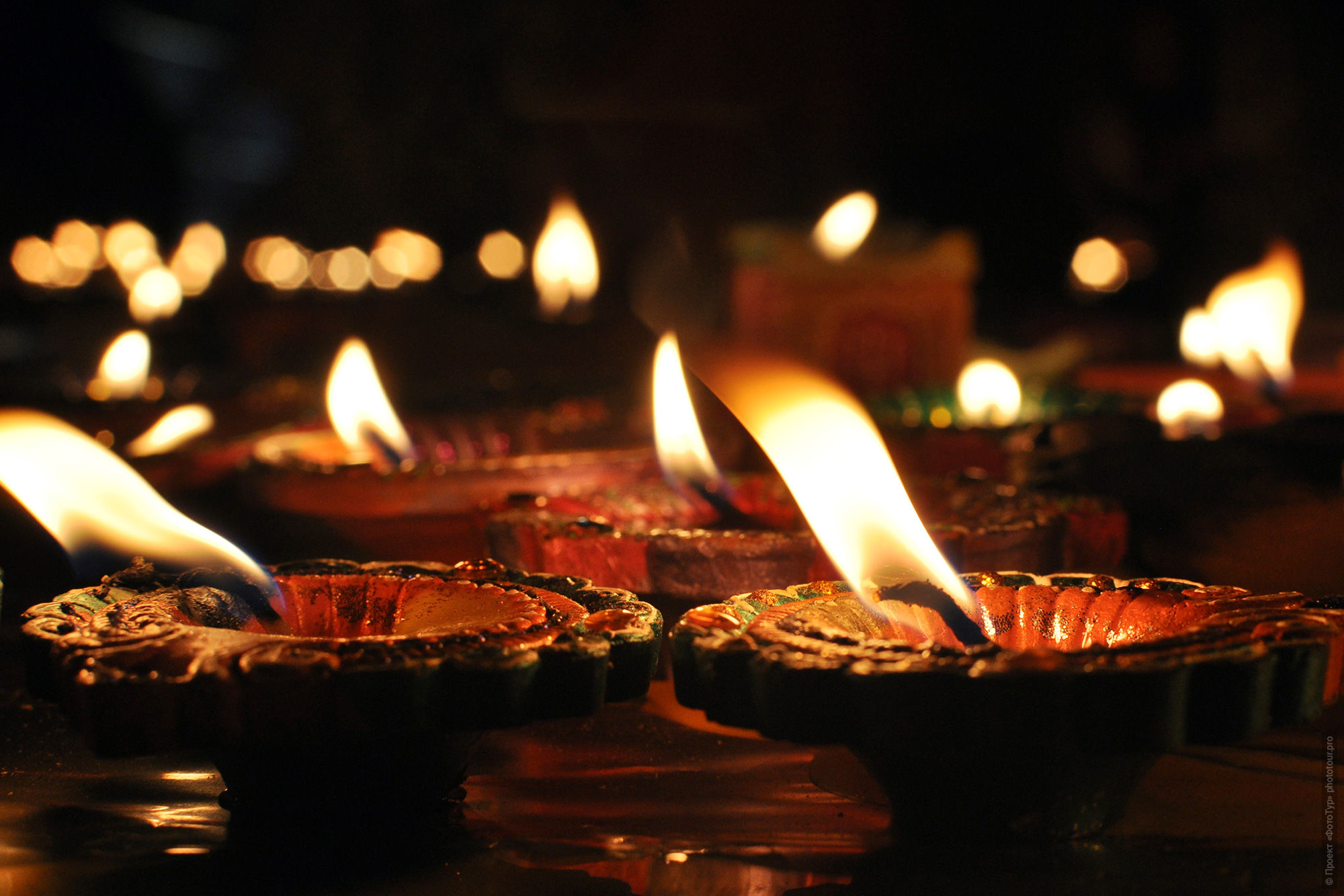 Масляные Лампы с маслом гхи в праздник Дивали в Индии, 2016 год.