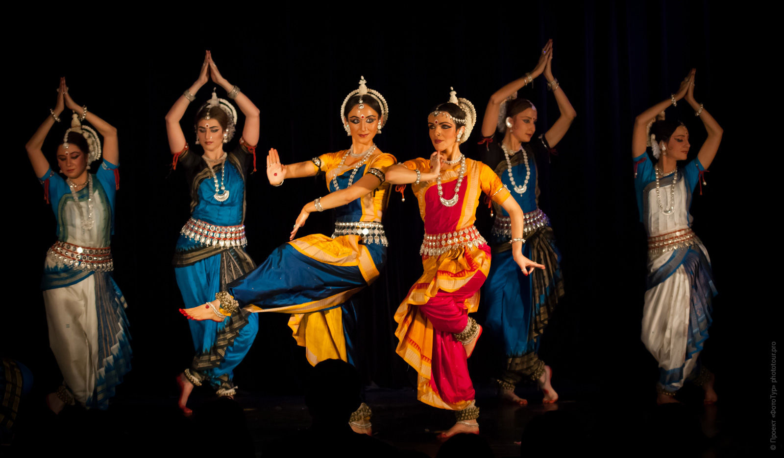 Традиционные национальные танцы в Джайпуре, тур по Индии, бюджетные туры в Индию, 2017 год.