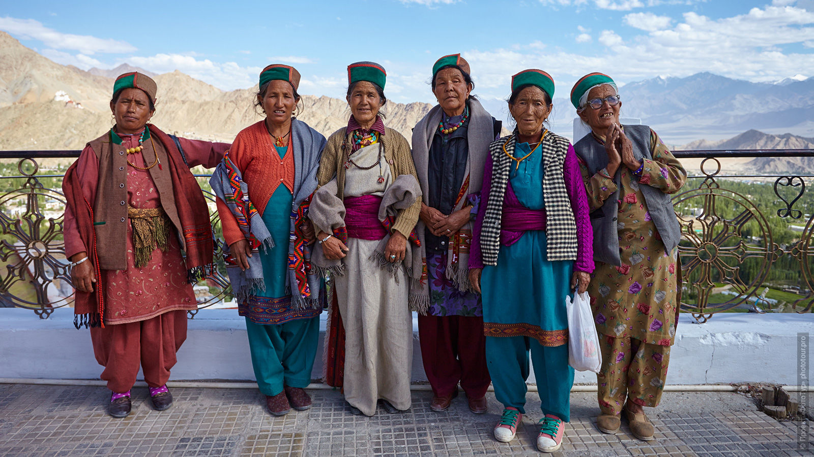 Ладакхские женщины, монастырь Петуб Гонпа, Лех, фототур по Ладакху, август 2015 года.
