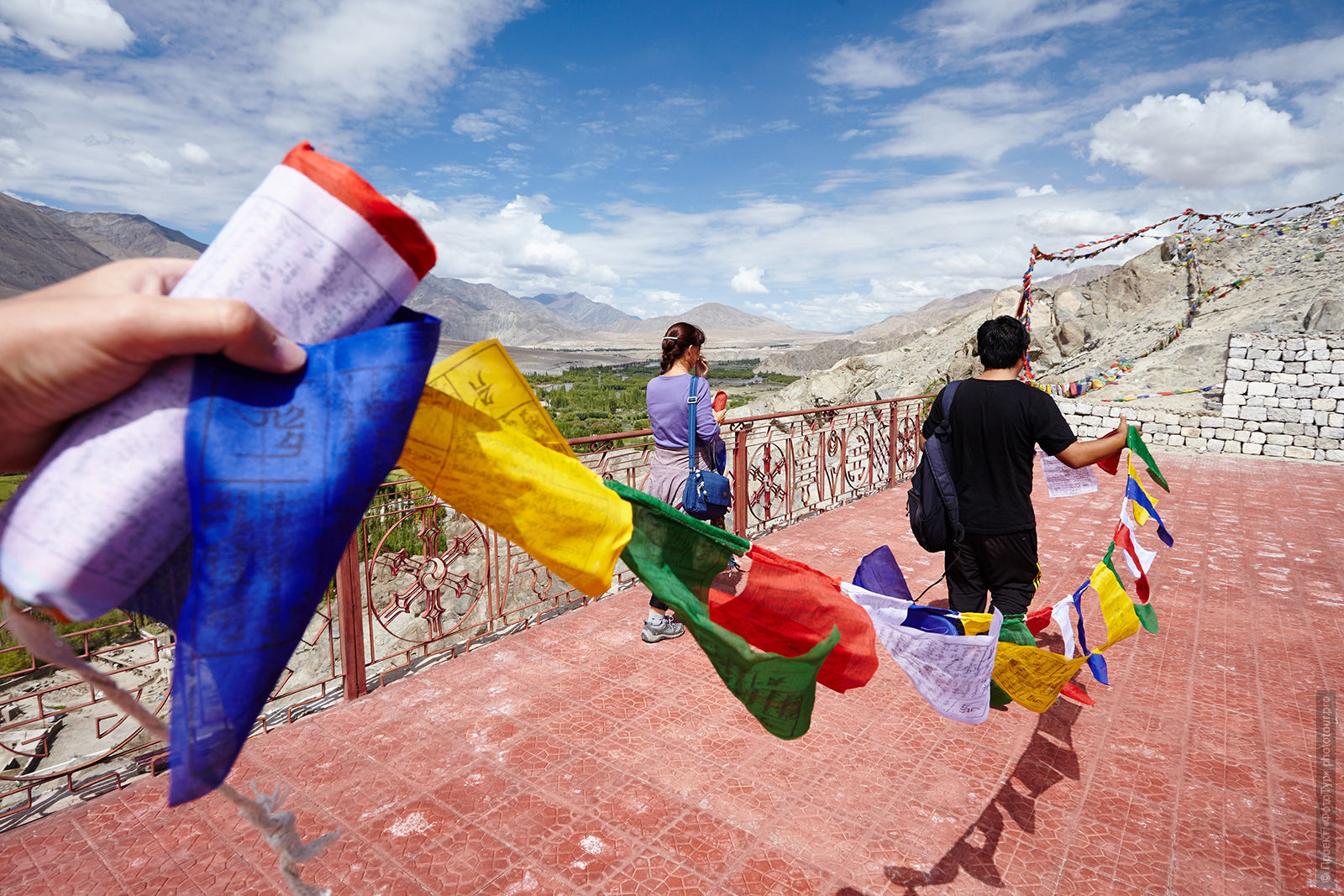 Молитвенные тибетские флажки в буддийском монастыре Спитук Гонпа, фототур по Ладакху, август 2015 года.