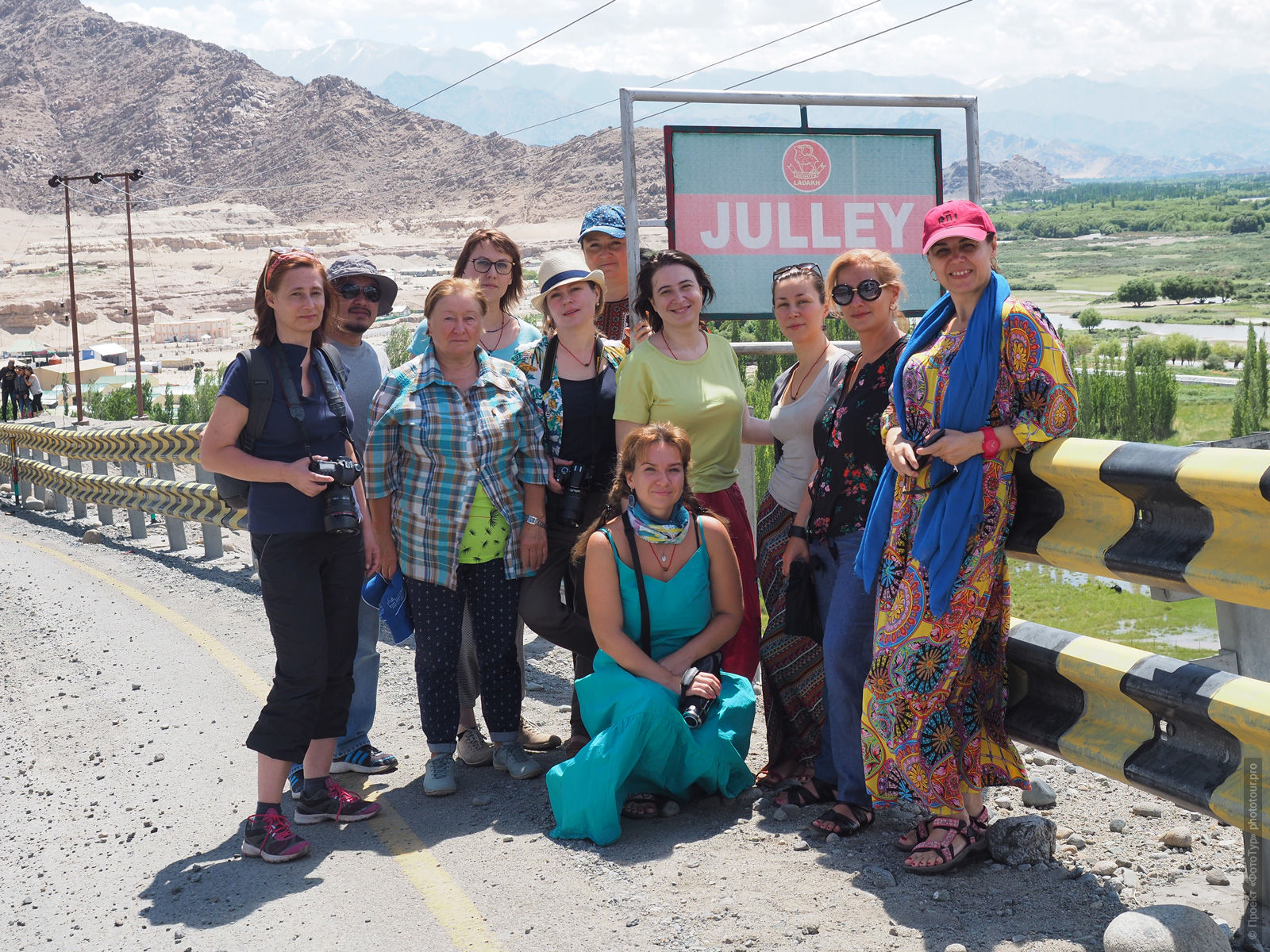 Участницы тура "Сны о Тибете" во время первой автомобильной прогулки по Ладакху, июль 2017 года.