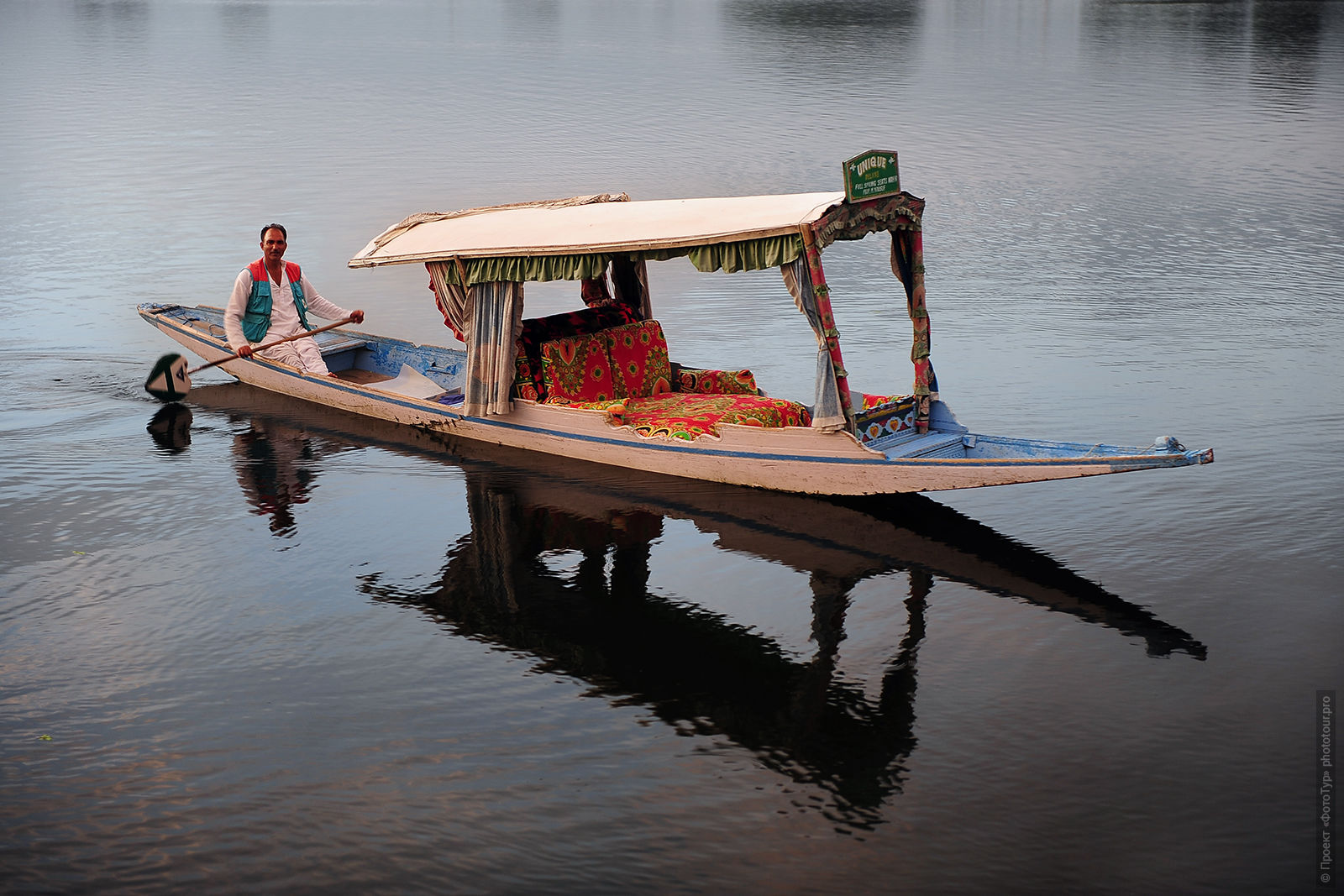 Шикхара на озере Дал, Шринагар. Тур по Кашмиру с русскоязычными гидами Проекта ФотоТур.