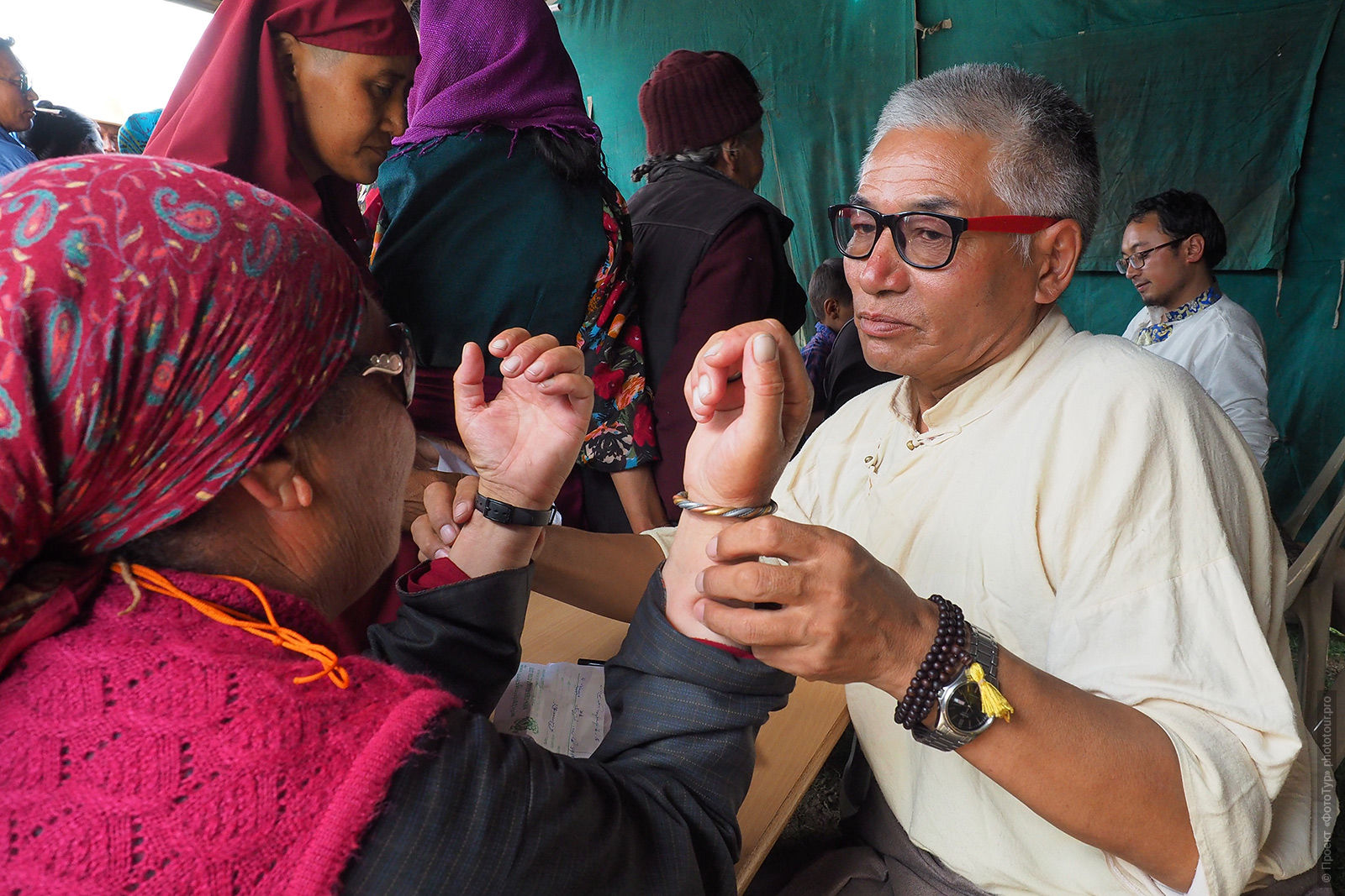 Доктор тибетского института медицины Мен-ци-кханг на консультации в Чокламсаре, август 2016 года.