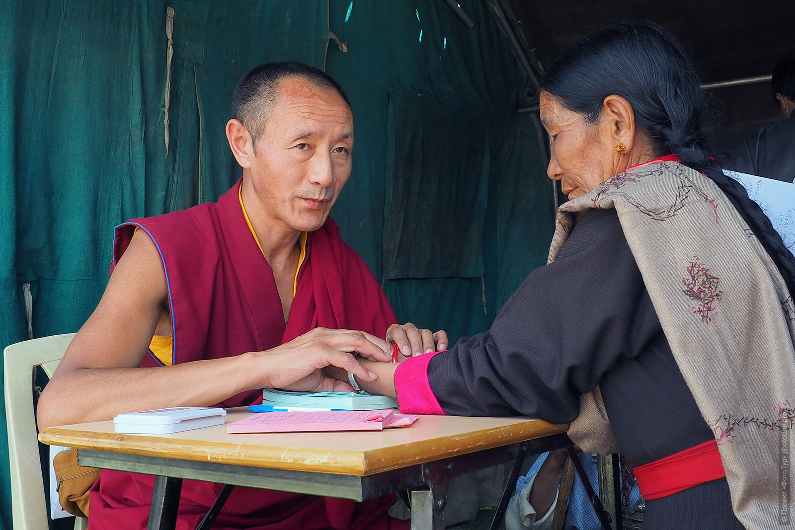 Доктор Тензин Тае, личный врач Его Святейшества Далай Ламы консультирует в Лехе, Ладакх, 2016 год.